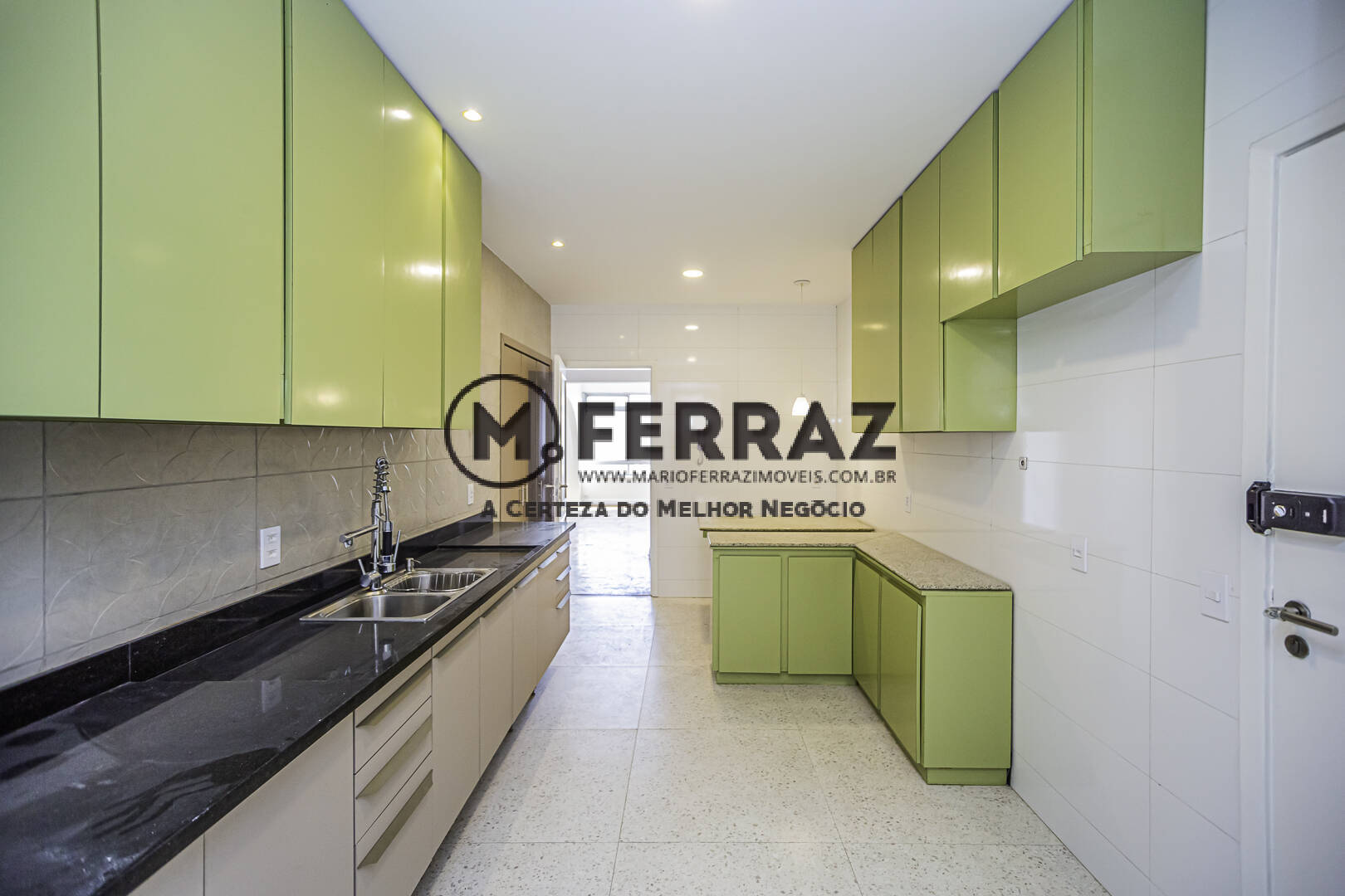 Apartamento para alugar com 2 quartos, 147m² - Foto 11