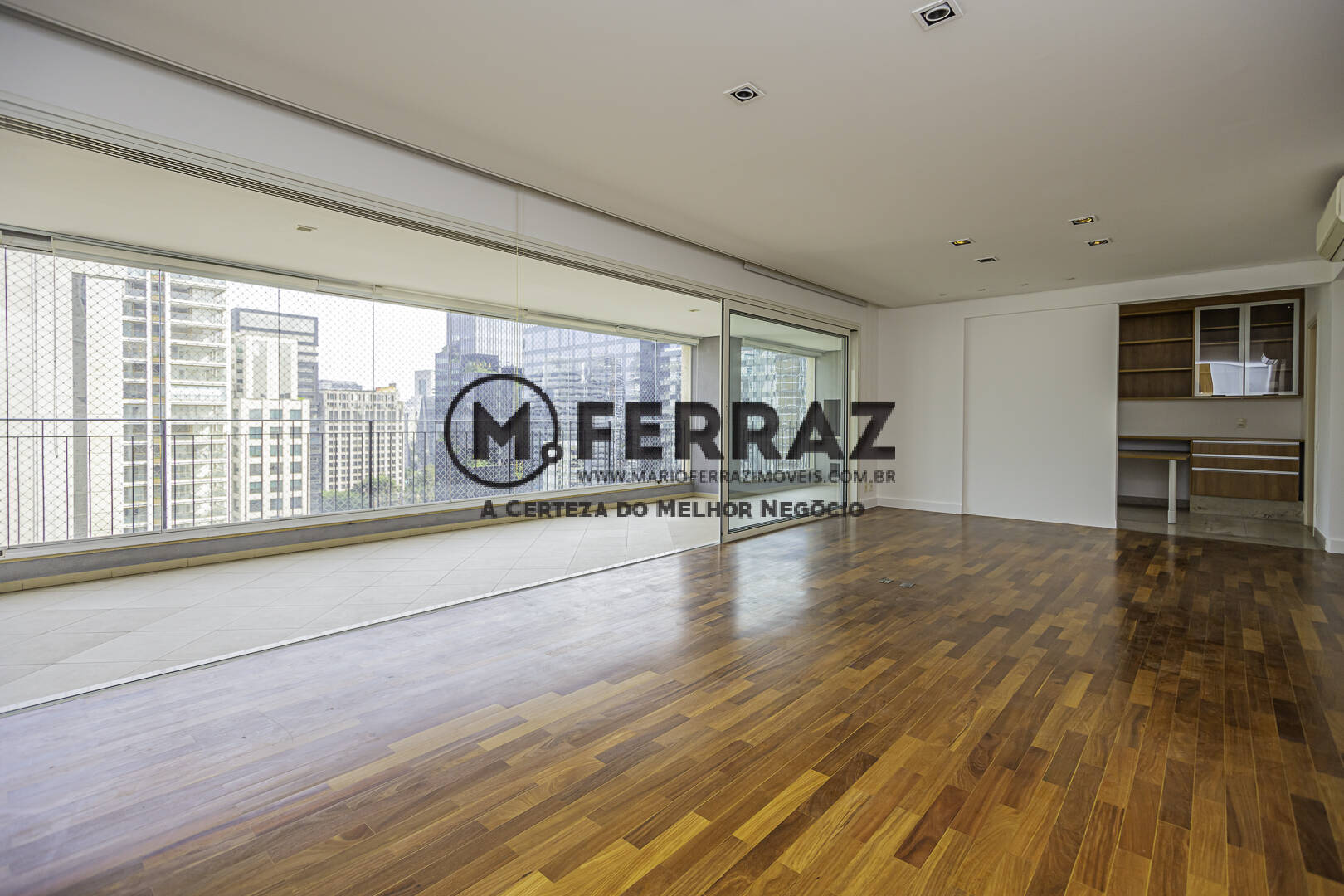 Apartamento à venda com 4 quartos, 223m² - Foto 1