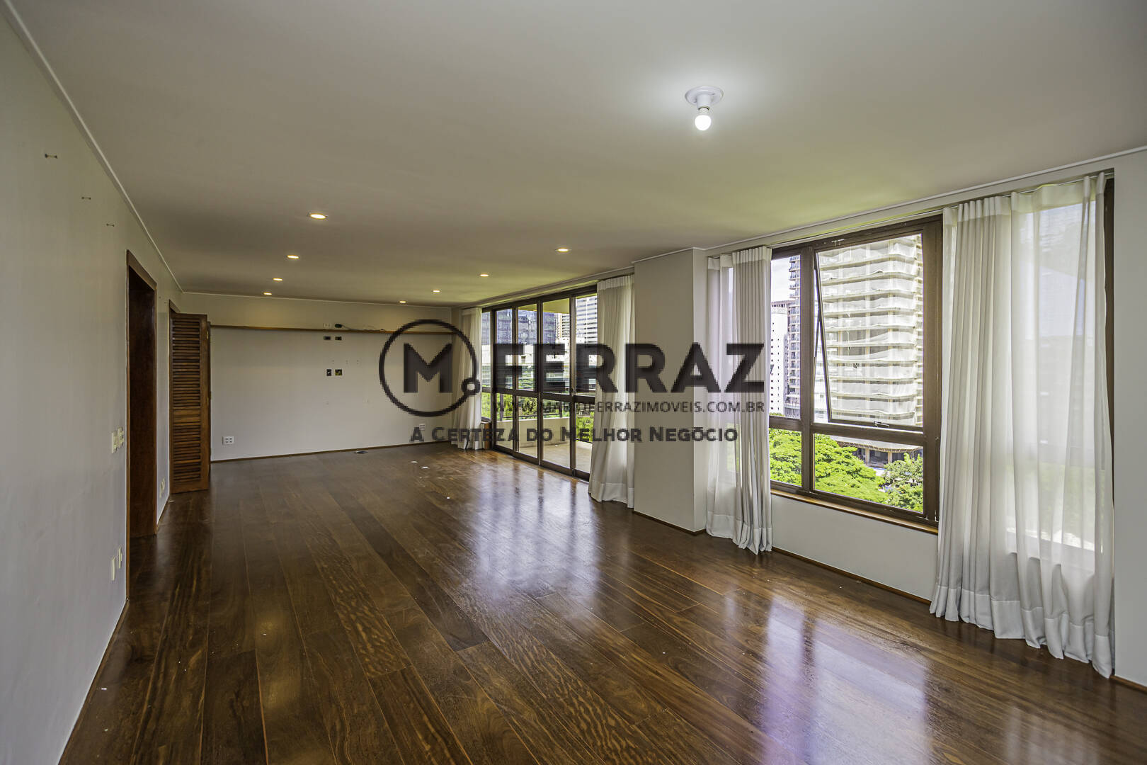 Apartamento à venda com 3 quartos, 200m² - Foto 1